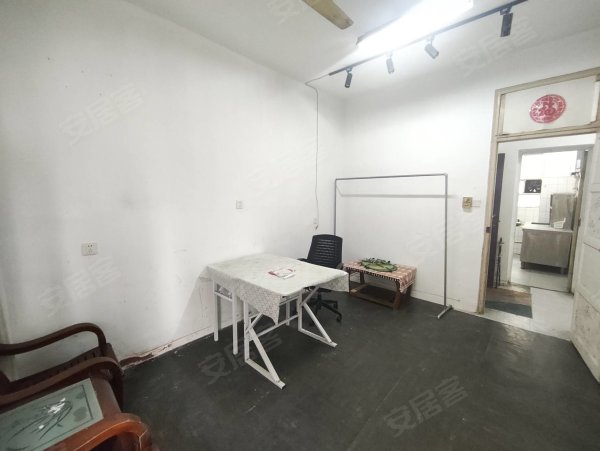 芜湖路大钟楼_48中对面_地质所宿舍一楼带院子_单位大院停车