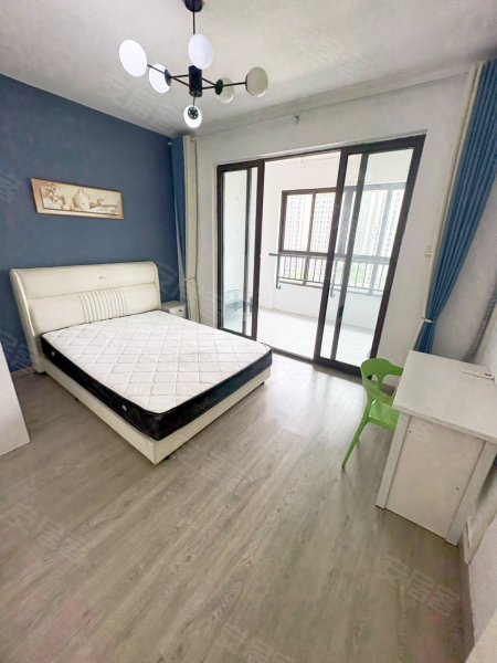 近融创茂未来塔宝文中心拎包入住万达揽湖苑主卧独卫可短租月付