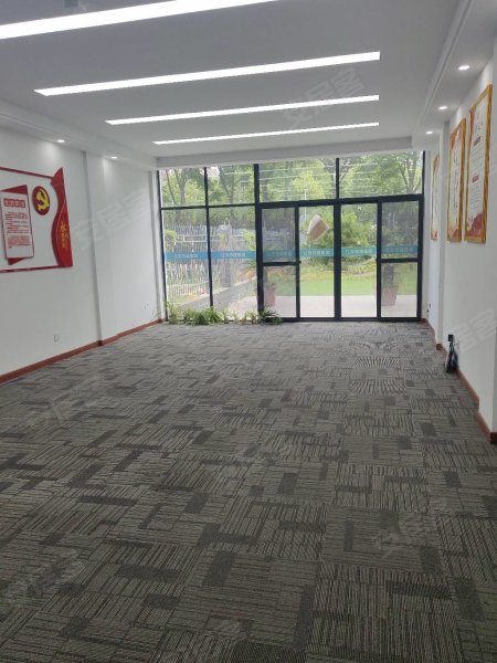 鸿泰苑别墅二层带院子出租中，适合办公和住宿，集团办公室等等