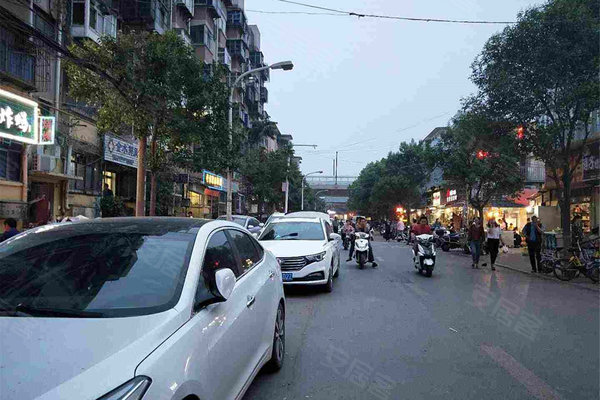 郑铁三北小区人口_小区门口照片