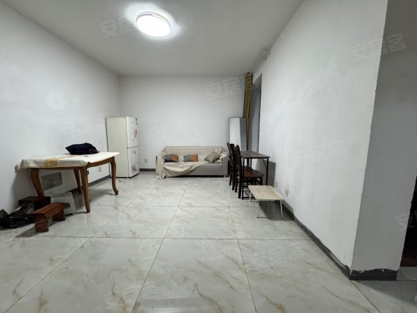 禹洲中央城旁两室一厅出租全屋地板砖