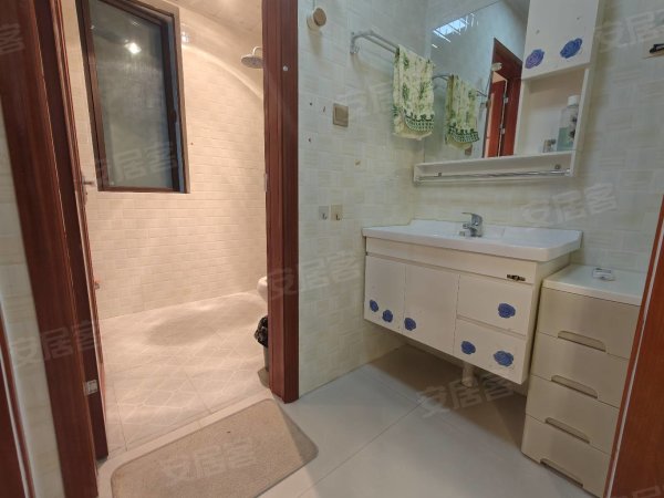 中铁滨湖名邸自住精装两房，两房朝南客厅有空调住家合租首选
