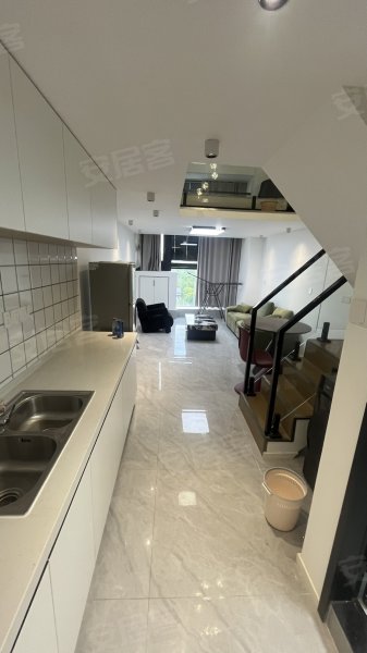新站广场，精装修拎包入住价格可以谈
