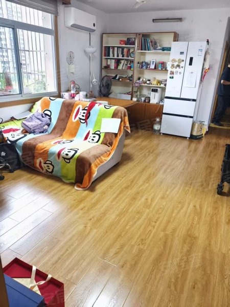 安大校内_精装三室一厅_家电齐全干净卫生适合居住_随时看房
