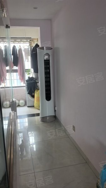 自住房首次出租精装。