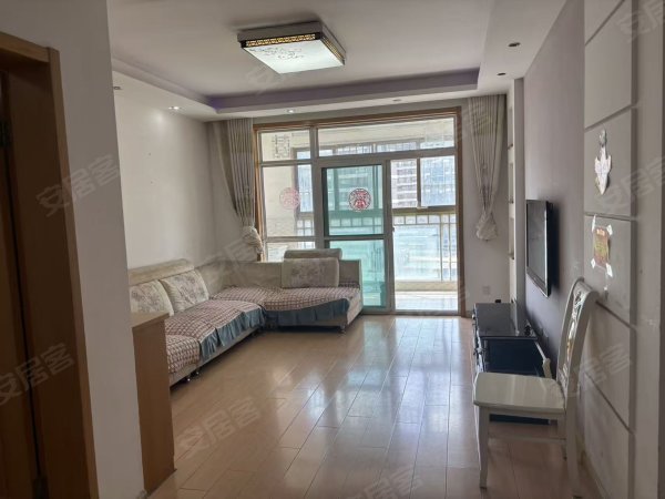 阳光汇景，小区中间位置，大两室，客厅朝南带阳台，自住装修