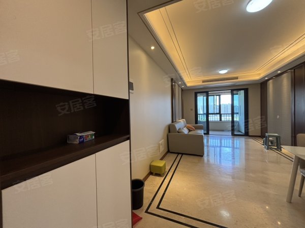 云谷智慧金融城，三房整租，全屋打的柜子，采光视野都好，很干净