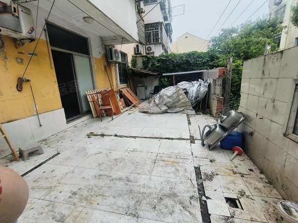 一楼带院子三室家电齐全_适合做仓库或者小生意_随时看房