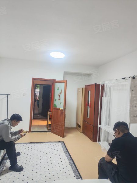 地铁口_家电齐全_拎包入职__购物方便