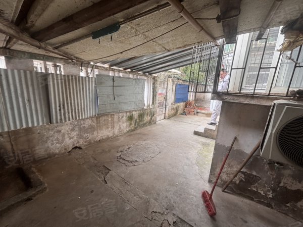 一楼带院子_自住精装修_院子已经开门_六号线地铁_罍街旁