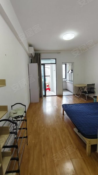 四楼，一室出租，家电齐全，随时看房入住