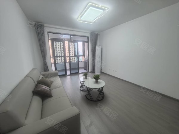 南岗惠园E区新上三室出租，小区免费停车，家具家电齐全拎包入住