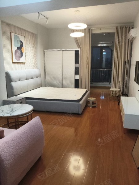 信达西山银杏6号线地铁口，拎包入住。