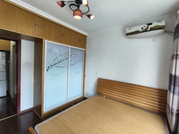 地铁口附近_朝南两房_自住精装修_高配家具家电_拎包入住