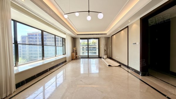 物业自持租售融创壹号院4房业主会配好家具政务区边户落地窗横厅