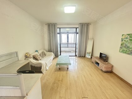 新出万象公馆三室一厅，拎包入住，临近农行和邮储，地铁站旁边