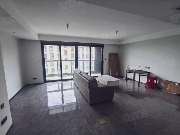 华侨城国际小镇，三房两卫家具家电齐全，随时可拎包入住