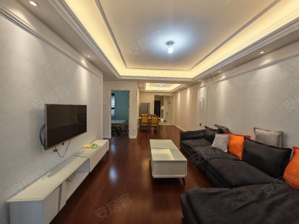 地铁口精装三室。家具家电齐全，拎包入住有钥匙随时看房