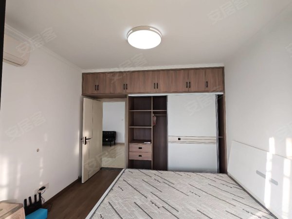 新店花园精装二居室，瓷砖地定制大衣柜，全天采光，出门小吃街