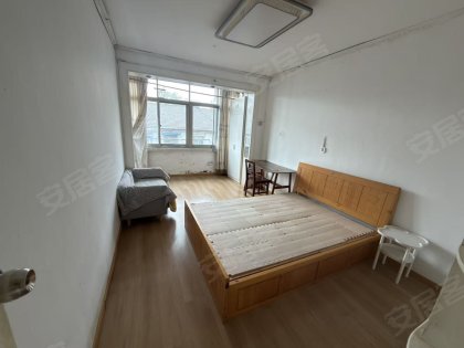红星路与桐城路交叉口，一室一厅，全套电器家具院子能停车。
