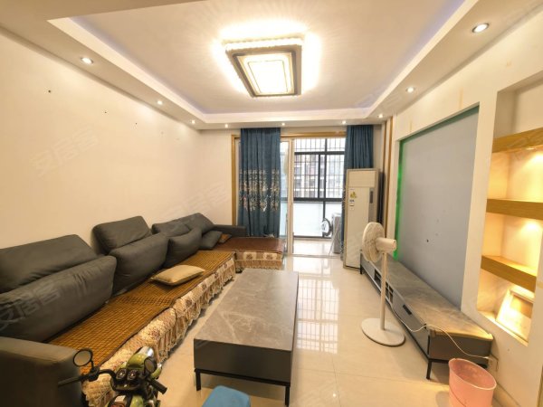 房东自住装修，地铁口三四号线四台空调，家具家电齐全拎包即住！