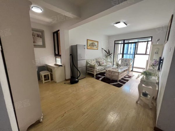 自住精装修大两房_定制衣柜_高配家具家电_拎包入住