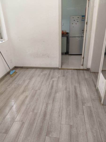 屯小对面_省建行宿舍_中间楼层_通风好_家电齐全_南北通透