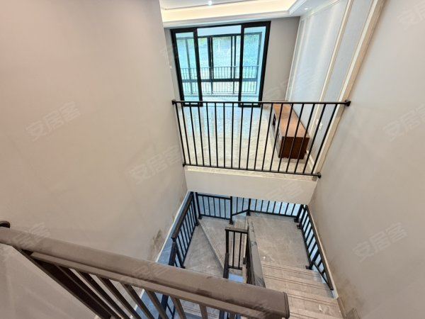 绿城兰园洋房底复_上下三层_每层都有独立入户门_负二直通地库