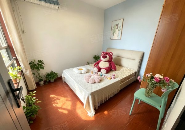 这间房只租女生噢，全女生合租，两人用卫生间，方圆荟金融港要素