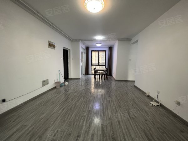 世茂边户4室双卫5台空调_房子干净拎包即住_小区门口位置急租