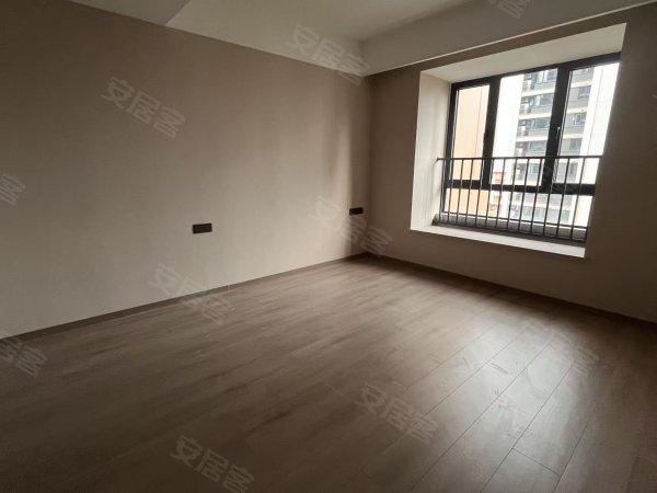 大横厅一梯一户交通便利附近娱乐设施齐全，可快速拎包入住。