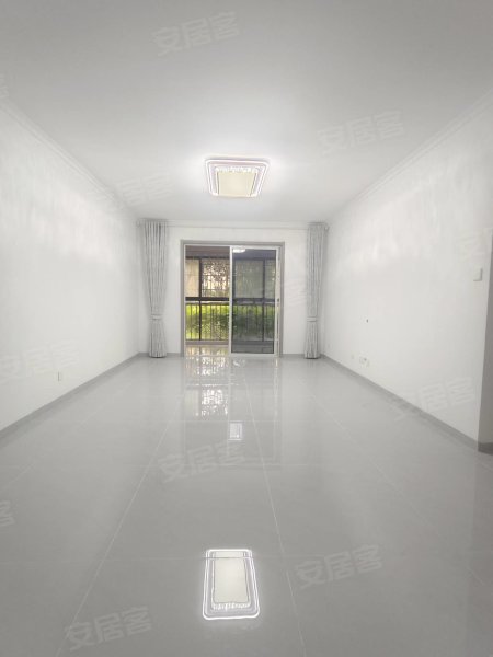 漕冲站地铁口旁新海西苑一楼，三室两厅128平方。