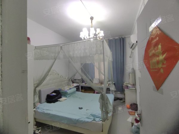 48初三附近出门附近5号地铁口一楼带院子三室2014年装修的