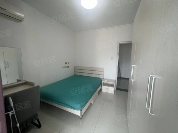 地铁口边上_自住精装修小两房_包物业费_高配家具家电