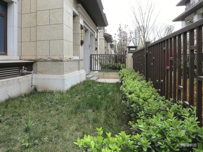 金地九玺联排别墅南北花园户型方正