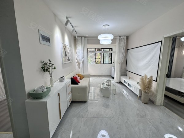 绿地中心_和光新苑新出精装两室_客厅卧室都朝南_有车位可月付