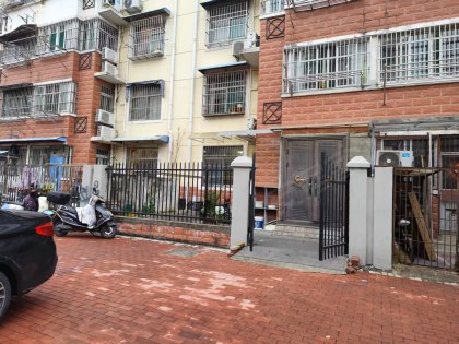（实拍视频）一楼带大院子，精装拎包入住，二建三处，停车方便