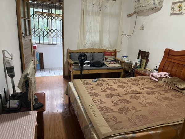 红星路与桐城路交叉口，一室一厅，全套电器家具精装修院子能停车