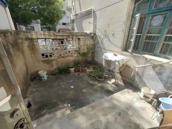 一楼带院子，燃气热水器，有车位，岳西新村_简单装修_好房新上