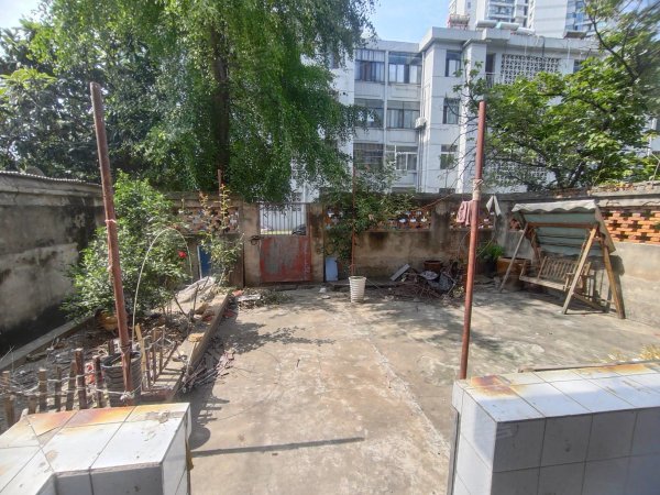 一楼带大院子_做工作室_住家均可_警泰苑有钥匙_随时看房