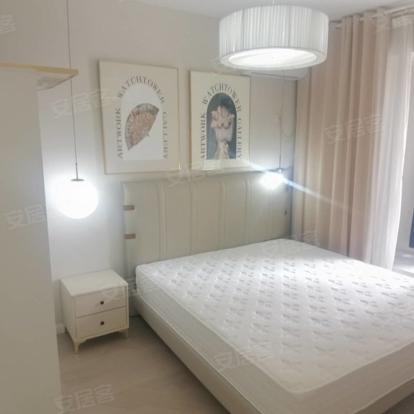 绿地中心，5号线地铁口休宁路，罍街附近，和光新苑