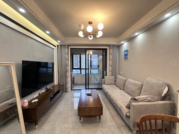 4号线地铁口_精装自住三房_家具齐全_拎包入住_多套出租