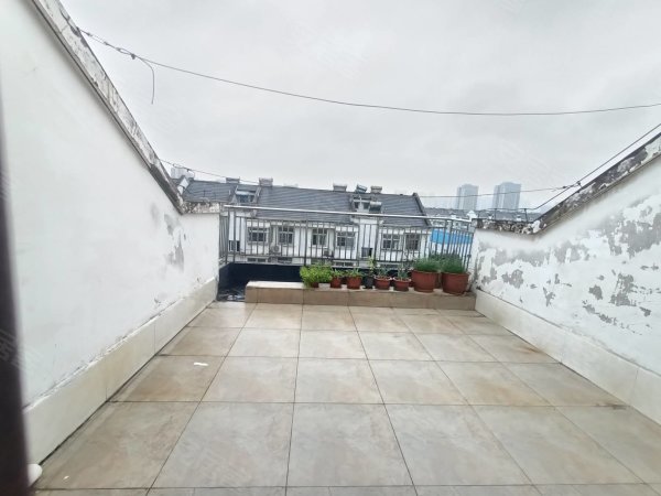 六楼复式带露台大平方三室两卫拎包入住荣凤苑大数据产业园旁急租