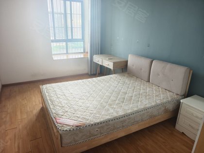 月租800，押一付一，紧邻地铁站汽车西站，大单间很漂亮很整洁
