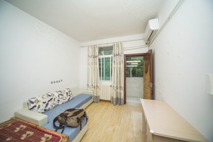 地铁六号线卫岗地铁口，四楼，精装修市政供暖，家电家具齐全