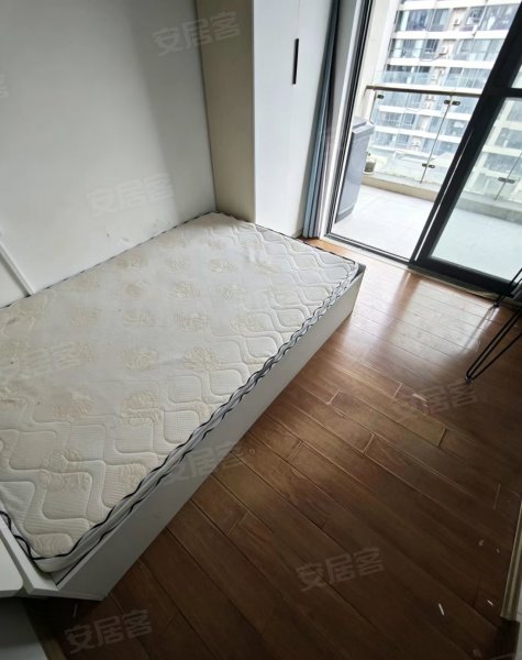 香榭水都，独厨带燃气，大阳台，靠近图书馆地铁口