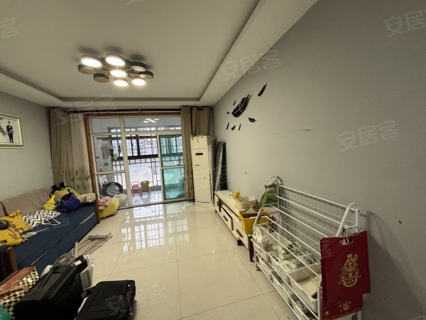 婚房装修，初次出租，业主马上搬走，家里有点乱，阳光汇景，电梯