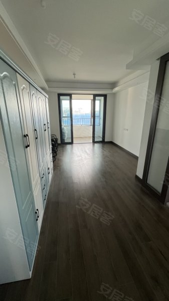 湖语时光，精装修三房拎包入住价格可谈