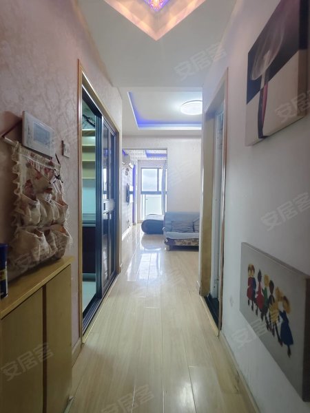 东七里地铁口旁，博澳名苑一室一厅的精装修，房东自住房。
