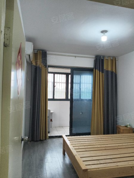 淮合花园b区，简装出租，三室一厅